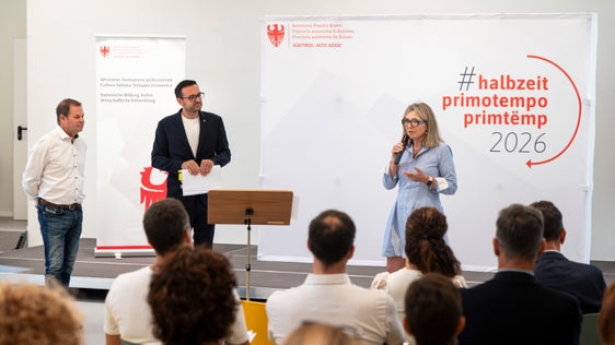 Fare rete con le imprese e le associazioni di categoria. Il vicepresidente Galateo (al centro) con Monica Devilli (Coopbund) e Hannes Mussak (vicepresidente lvh/apa). (Foto: USP/Fabio Brucculeri)