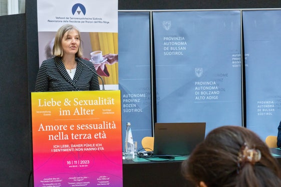 La campagna di sensibilizzazione organizzata dall'Ufficio provinciale Anziani e distretti sociali e dall'Associazione delle Residenze per anziani dell'Alto Adige vuole rompere un tabù: la sessualità e l'amore nella terza età (Foto: ASP/Greta Stuefer)