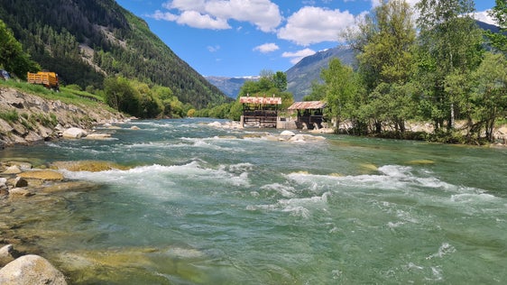 Nach dem Umbau des aufgelassenen Wehrs in St. Georgen bei Bruneck&nbsp;ist die Ahr ab ihrer Mündung für Fische für über 24 Kilometer frei passierbar und wieder mit bedeutenden Seitengewässern vernetzt; das Bild entstand am 13. Mai. (Foto: LPA/Landesamt für Wildbach- und Lawinenverbauung Ost in der Agentur für Bevölkerungsschutz)