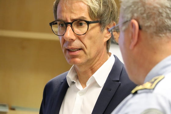 Der Direktor der Agentur für Bevölkerungsschutz Klaus Unterweger: Jede und jeder Einzelne ist Teil des Systems Zivilschutz. Dabei ist eine geschulte Haltung Voraussetzung für den Selbstschutz. Es ist wichtig, sich als aktive Bürgerinnen und Bürger über eventuell eintretende Ereignisse zu informieren, um selbst Verantwortung für Eigenschutz und Widerstandsfähigkeit übernehmen zu können. (Foto: LPA/Maja Clara)