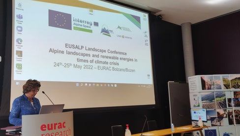 LRin Hochgruber Kuenzer bei der Eröffnung der Eusalp-Konferenz zur Landschaft: Raum und Landschaft sind insbesondere im alpinen Raum begrenzte Ressourcen. In Südtirol verbleiben 3,15 Prozent nutzbare Fläche, die unser Kapital darstellt. (Foto: LPA/Marcella Morandini)