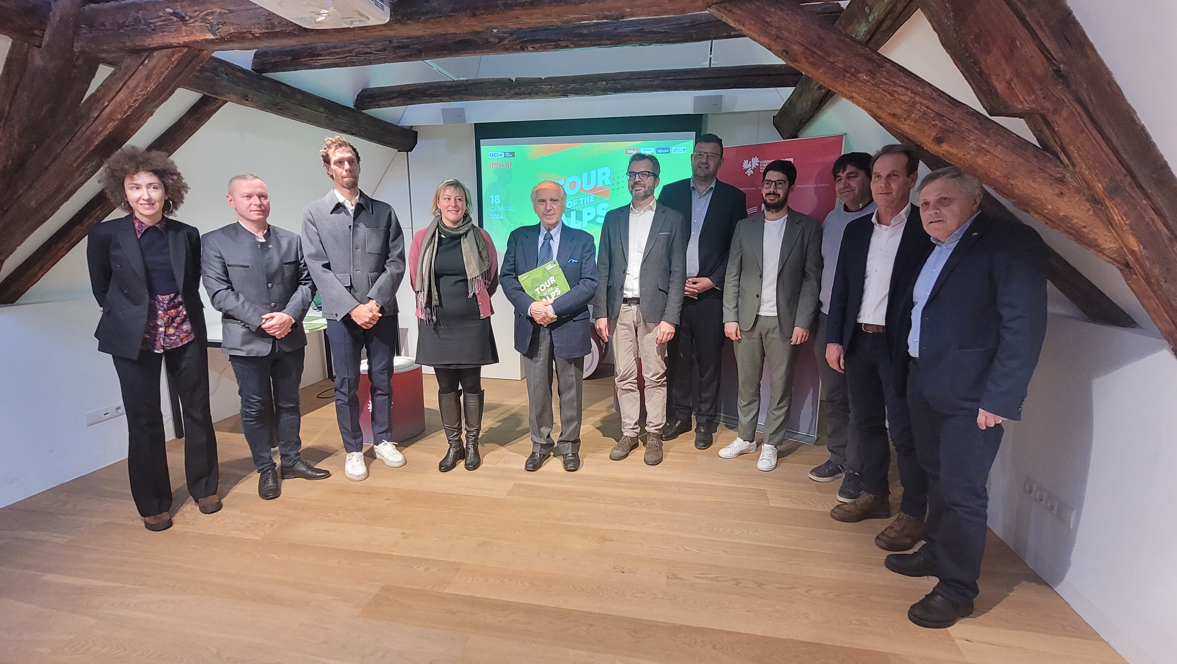 Teamsvorstellung der Tour of the Alps: (v.l.) Elisa Bertò (Euregio), Christoph von Ach (Euregio-Generalsekretär), Daniel Oss, Samatha Endrizzi (Salurn), Giacomo Santini (Gs Alto Garda),  Giovanni Seppi (Leifers), Hansi Pichler (IDM), Lukas Varesco, Giorgio Nones und Klaus Obexer (Neumarkt) und Paolo Apolloni (Federciclismo) (Foto: Euregio/Armin Gluderer)