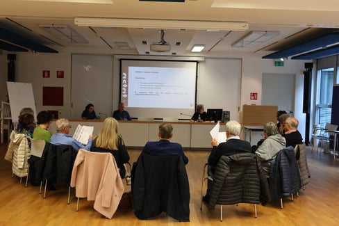 Die Mitglieder des Landesseniorenbeirates haben sich in ihrer jüngsten Sitzung mit dem Active Ageing Index befasst. (Foto: LPA/Katharina Fleischmann)