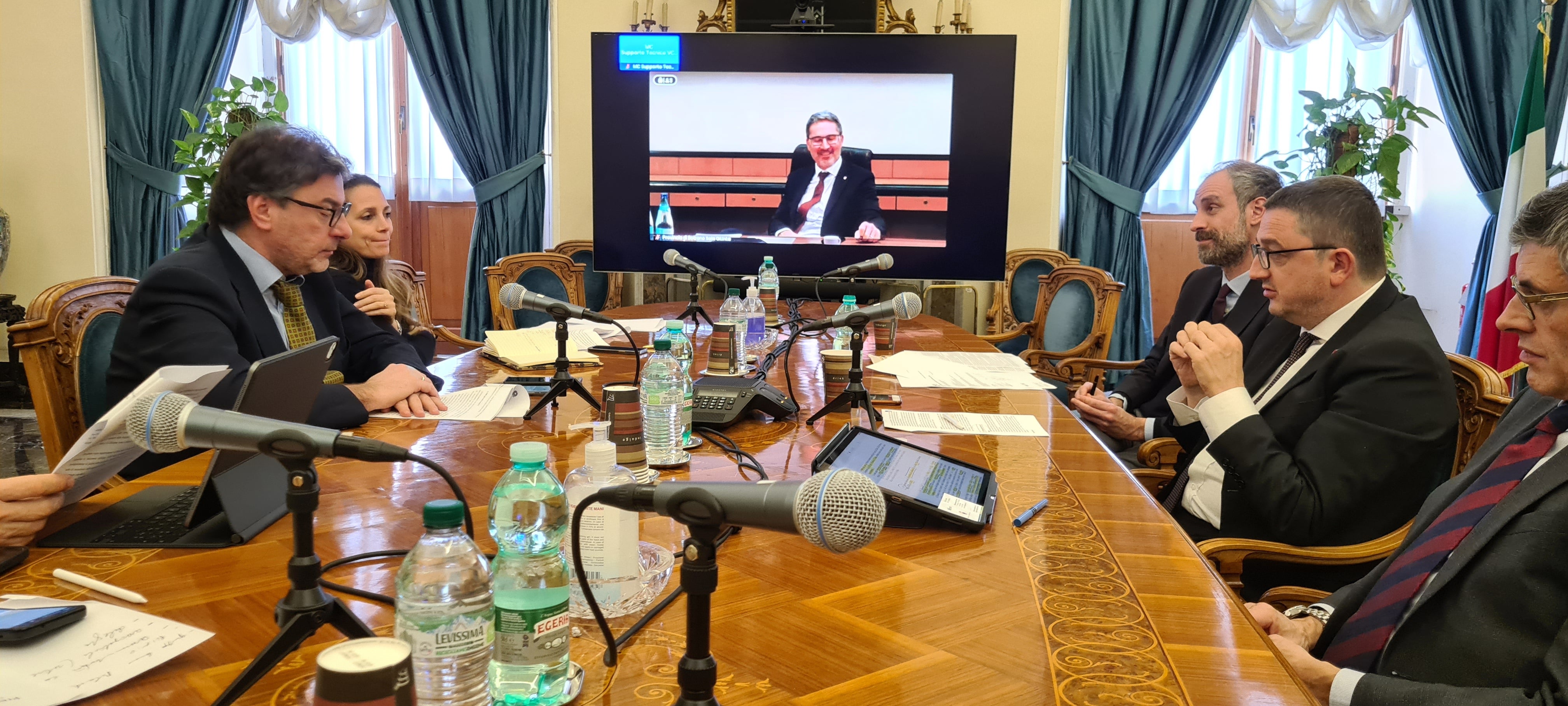 Primo incontro congiunto ieri a Roma tra il Ministro dell'Economia Giorgetti (nella foto a sinistra), il Presidente altoatesino Kompatscher (nella foto sullo schermo da remoto) e il Presidente della Provincia di Trento Fugatti. (Foto Ufficio stampa Provincia di Trento)