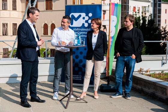 Das Konzert in der Seilbahn von Ritten ist sicherlich einer der Höhepunkte der geplanten Konzertreihe“, sagt Patrizia Spadafora  im Gespräch mit (von links), Martin Vallazza,  Ressortdirektor Infrastrukturen und Mobilität, Joachim Dejaco, Generaldirektor von Sta und dem Pianisten Filippo Gorini. (Foto: LPA/Ivan Brentegani) 