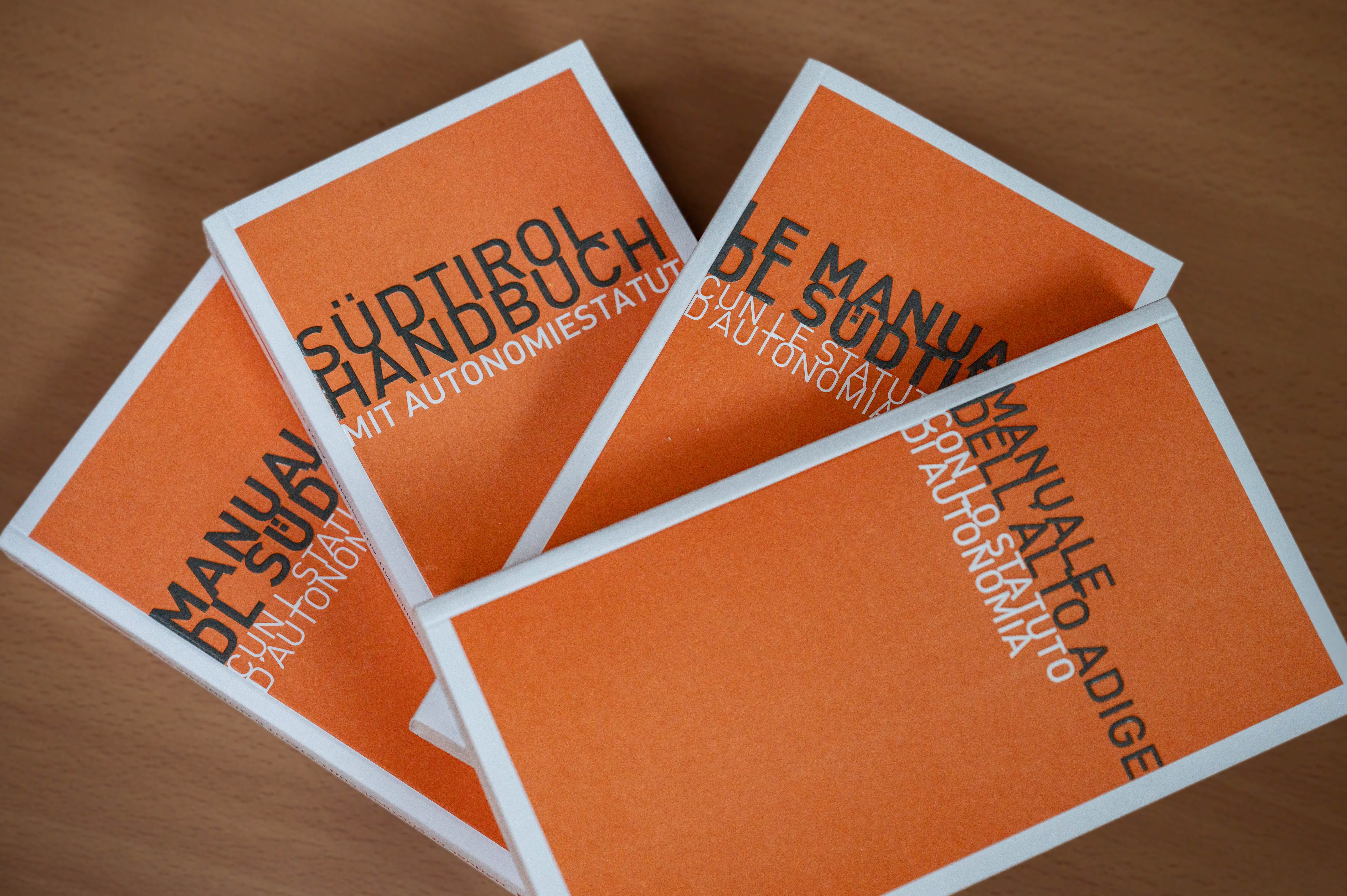 Dla destribuziun dl Manual dl Südtirol se crüzia l'Ajentöra por la stampa y la comunicaziun. (foto: USP/Greta Stuefer)