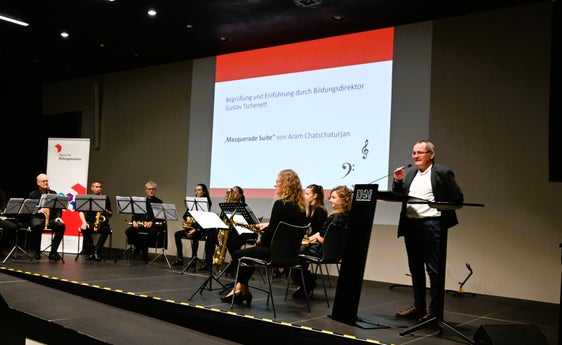 Bildungsdirektor Gustav Tschenett begrüßte die Schulführungskräfte und bedankte sich für die Vorbereitungen für das neue Bildungsjahr. (Foto: LPA/Deutsche Bildungsdirektion/Margit Pichler)

