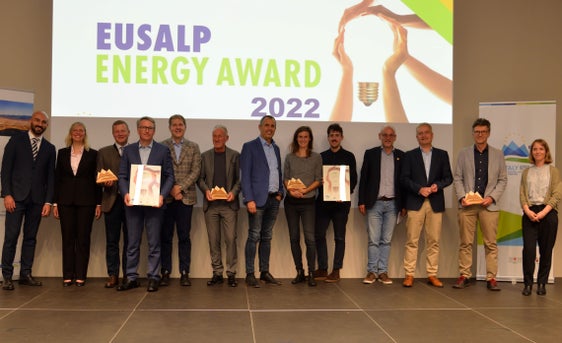 Die Gewinner des 1. Energiepreises der Eusalp wurden im Rahmen der Energiekonferenz bekanntgegeben und ausgezeichnet. Einer davon ist der Südtiroler Bauernbund (SBB) mit seinem Vorschlag zur Nutzung der Potenziale erneuerbarer Energien in der Südtiroler Landwirtschaft. (Foto: Eusalp/Agentur für Energie Südtirol-KlimaHaus)