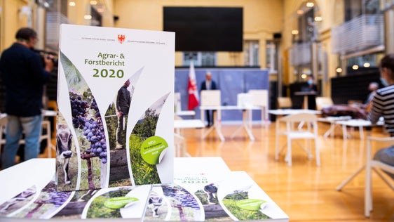 La&nbsp;"Relazione agraria e forestale 2020"&nbsp;offre un ampio panorama sullo sviluppo dell'economia agroforestale in provincia di Bolzano, illustrato in 200 pagine ricche di dati e fatti. (Foto: ASP/Fabio Brucculeri)