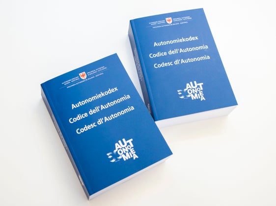 Il nuovissimo Codice dell’Autonomia, che la Segreteria generale della Provincia ha pubblicato in occasione del 50° anniversario del Secondo Statuto di Autonomia (Foto: ASP/Fabio Brucculeri)