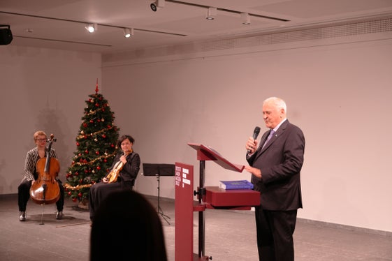 Durante la presentazione della pubblicazione, Lois Craffonara ha espresso la sua soddisfazione anche per la grande partecipazione, in parte da parte di compagni di viaggio di lunga data. (Foto: USP/Istitut Ladin)