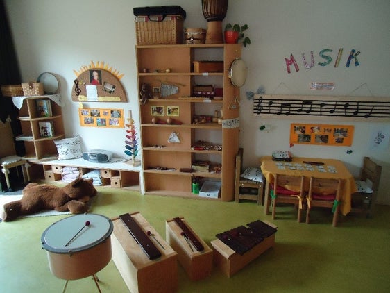 Um Kindern möglichst früh auch ein erstes Kennenlernen der Institution Musikschule zu ermöglichen, wurde ein Kooperationsprojekt zwischen der Musikschule und den deutschsprachigen Kindergärten entwickelt: Musikschullehrerinnen und Musikschullehrer gestalten dabei regelmäßige Bildungsangebote im Bereich Elementares Singen und Musizieren für die Kindergärten; im Bild: Kindergarten Pfatten. (Foto: LPA/Kindergarten Pfatten)