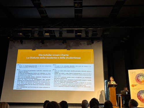 La garante per l’infanzia e l’adolescenza Daniela Höller ha illustrato i compiti e gli ambiti di attività dell’Ufficio della garante. (Foto: USP/Direzione Istruzione, Formazione e Cultura ladina/Sara Runggaldier)
