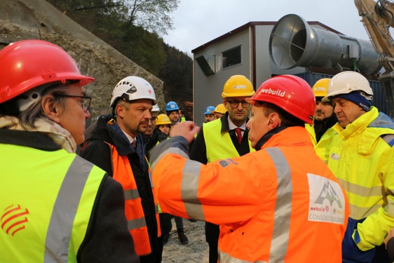 Landesrat Daniel Alfreider und Gianpiero Strisciuglioauf besichtigten die  BBT-Baustelle in Waidbruck/Forch. (Foto: LPA/Bruno Benedetto)