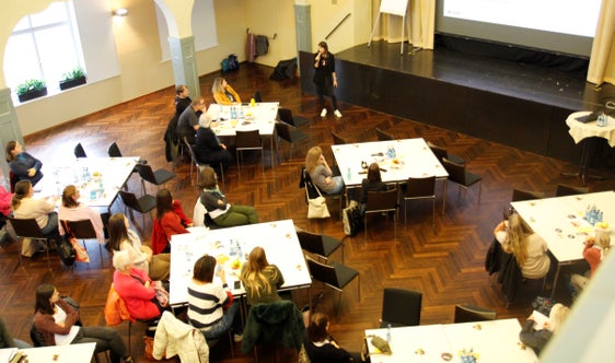 An die hundert Mitarbeiterinnen und Mitarbeiter aus dem Bildungs- und Sozialbereich setzten sich damit auseinander, wie man die psychische Gesundheit von Jugendlichen stärken kann. (Foto: LPA/Verena Hilber)