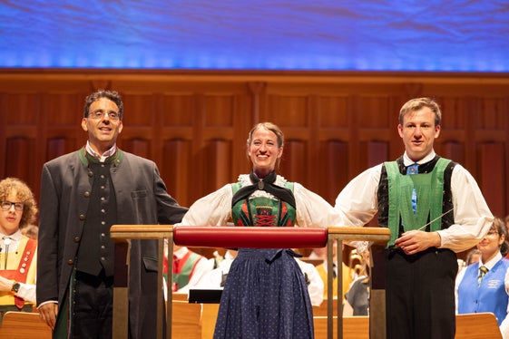 Die musikalische Leitung lag bei (v.r.) Hannes Schrötter (Südtirol), Manuela Lusser (Osttirol), die als erste Frau und erste Vertreterin Osttirols das Orchester dirigierte, und Franco Puliafito (Trentino). (Foto: Euregio/Max Verdoes)