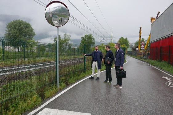 L'assessore provinciale Daniel Alfreider (da sinistra), il direttore di Dipartimento Martin Vallazza e il direttore d'Ufficio Alexander Alber durante il sopralluogo per la nuova fermata di Sinigo. (Foto: USP/Ufficio Infrastrutture e mobilità sostenibile)