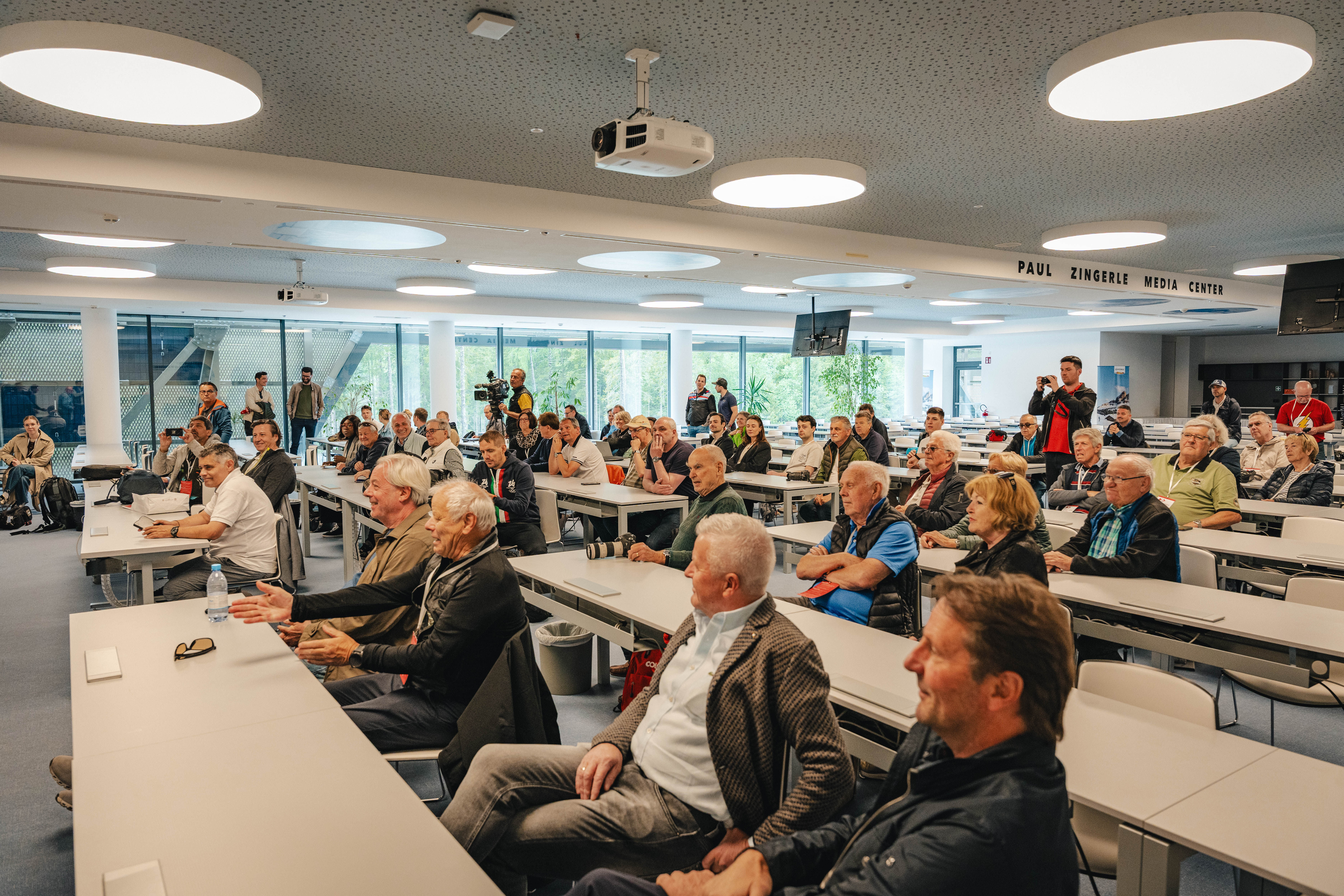 Die Delegation österreichischer Sportjournalistinnen und -journalisten hat unter anderem das neu gestaltete Medienzentrum der Südtirol Arena in Antholz besichtigt. (Foto: LPA/Josef Plaikner)