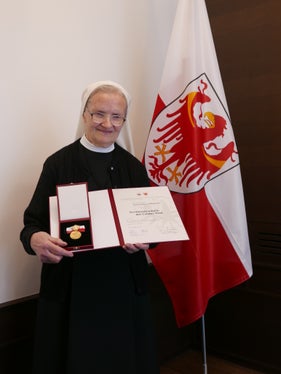 Antonia Kerschbaumer si è distinta per l'impegno dimostrato nei servizi sociali di assistenza e cura degli anziani e nel suo coinvolgimento come superiora del convento di Lanegg. (Foto: USP/Silvia Obwexer)