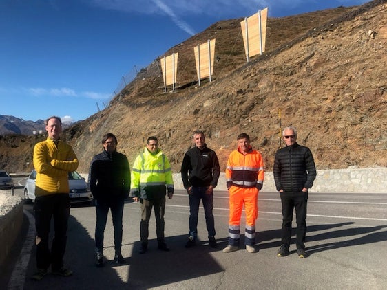 Lokalaugenschein nach der Fertigstellung der Arbeiten: (v.l.) Amtsdirektor Johannes Strimmer (Straßenbau West), stellvertretender Amtsdirektor Christian Gufler (Straßendienst Burggrafenamt), Bauleiter Andreas Pider, Baustellentechniker Roman Pfitscher, Straßenmeister Hubert Fischer und Gemeindereferent Konrad Pfitscher. (Foto: LPA/Abteilung Tiefbau)