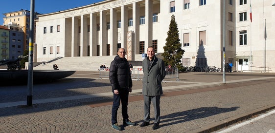 Landesrat Massimo Bessone (rechts) und Luca Carmignola, Direktor des Landesamts für technische Gebäudeverwaltung, vor dem Bozner Landesgericht (Foto: LPA/Anna Pitarelli)