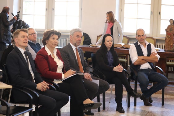 Il direttore di Dipartimento Ulrich Stofner (nella foto da sinistra), gli assessori Maria Hochgruber Kuenzer e Arnold Schuler, la direttrice dell'Ufficio Musei e ricerca museale, Monika Conrater, e il direttore dell'Ufficio demanio idrico dell'Agenzia per la protezione civile, Michael Gamper, fanno parte del gruppo dio lavoro che ha elaborato il Manuale per la protezione dei beni culturali (Foto: ASP/Maja Clara)