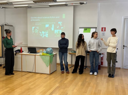 Um Science-Fiction und Philosophie ging es im Workshop Humans and Machines - links mit Referentin Helga Tschurtschenthaler. (Foto: LPA/Bettina Gartner)
