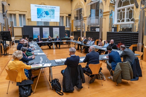 Der Rat für Wissenschaft, Forschung und Innovation befasste sich mit dem Landesprogramm für Forschung und Innovation. Der Rat ist ein beratendes Gremium der Südtiroler Landesregierung, dem Vertreterinnen und Vertreter von Forschungseinrichtungen, Wirtschaft, Gewerkschaften und des Landes angehören. (Foto: LPA/Greta Stuefer)