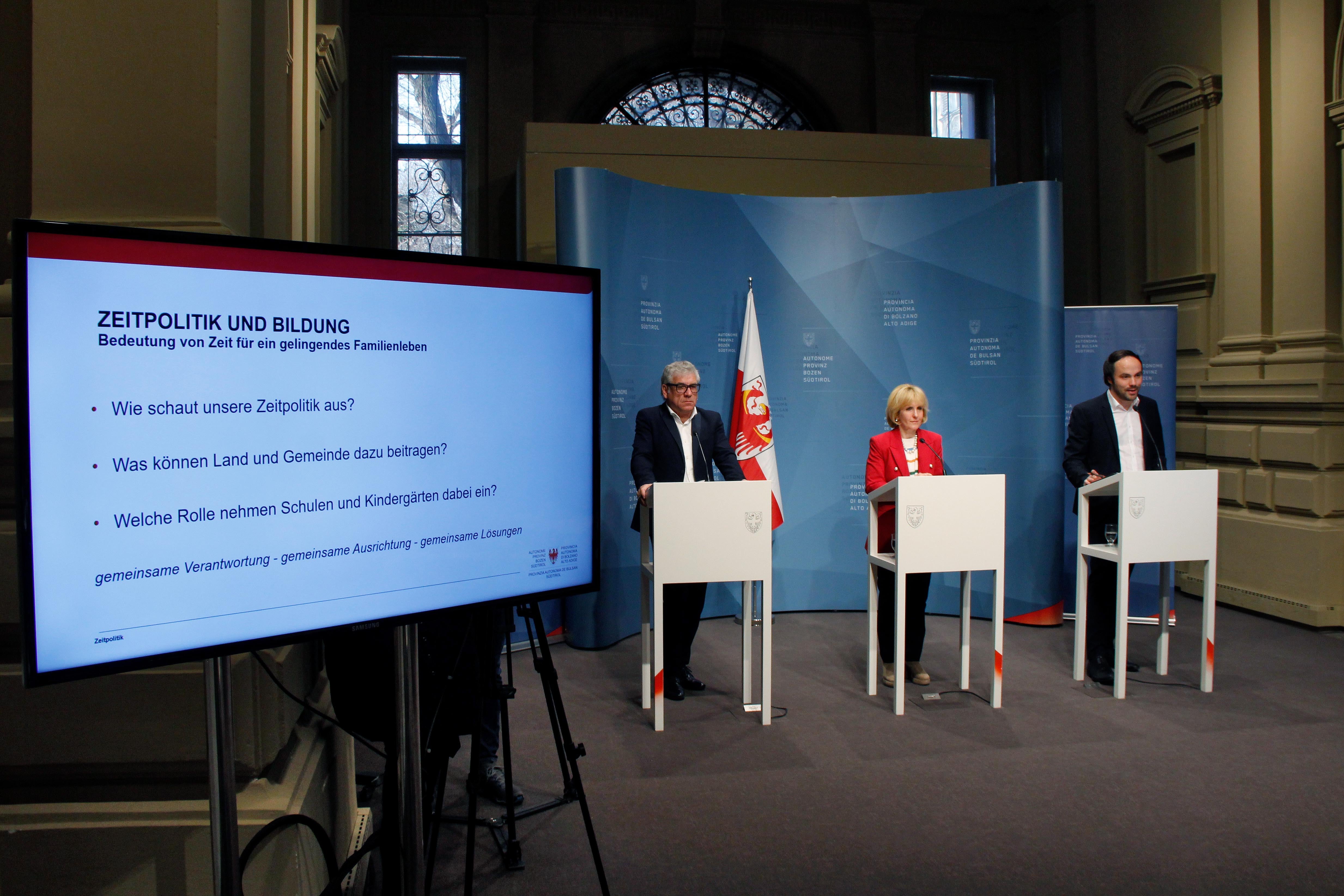 La politica del tempo favorevole alle famiglie consiste nel lavorare insieme e nell'utilizzare le sinergie, concordano il presidente dell'Associazione dei Comuni Schatzer e gli assessori provinciali Deeg e Achammer (Foto: ASP/Greta Stuefer)