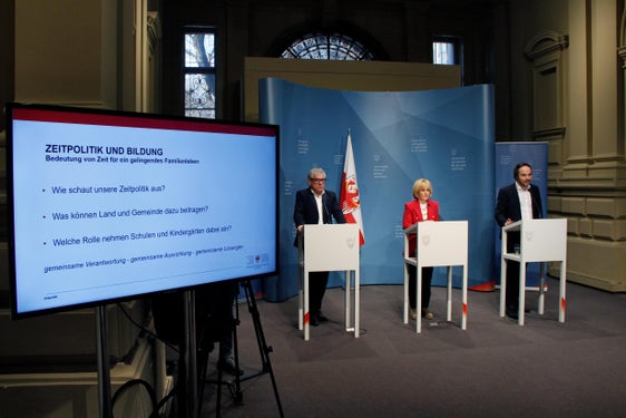 La politica del tempo favorevole alle famiglie consiste nel lavorare insieme e nell'utilizzare le sinergie, concordano il presidente dell'Associazione dei Comuni Schatzer e gli assessori provinciali Deeg e Achammer (Foto: ASP/Greta Stuefer)