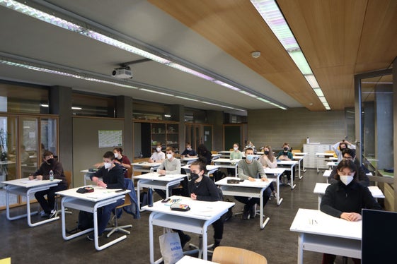 Die Aufgaben des theoretischen Teils umfassten zahlreiche Themen, darunter unter anderem die Zusammensetzung der Euromünzen, die Gewinnung von Blei aus Erzen, die elektrochemischen Eigenschaften von Blei, die vielfältige Gruppe der pflanzlichen Wirkstoffe der Terpene und die Synthese des in Muskatnuss enthaltenen Elemicin. (Foto: LPA/Stefan Pilser)