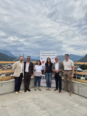 L'assessore provinciale Christian Bianchi (secondo da destra) ha detto che “questo passaggio rappresenta un punto di svolta, che permette di guardare con fiducia alla fase conclusiva dei lavori”. Nella foto è ritratto con (da sinistra) il direttore di Dipartimento Daniel Bedin, Giacomo Bettiol, Nicoletta Francato, Roberta Mililli e il direttore di Ripartizione Marco Springhetti. (Foto: USP/Gianluca Crocco)
