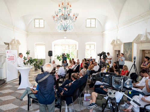 Zahlreiche Journalistinnen und Journalisten sowie Führungskräfte des Landes Südtirol verfolgten die Pressekonferenz zur #halbzeit der Legislaturperiode von Landeshauptmann Arno Kompatscher. (Foto: LPA/Fabio Brucculeri)