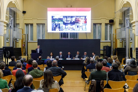 Il direttore di Dipartimento Ulrich Stofner (da sinistra), il presidente Arno Kompatscher, l'assessora comunale alla Cultura Chiara Rabini, il sindaco Renzo Caramaschi e gli assessori provinciali Marco Galateo, Christian Bianchi e Philipp Achammer hanno presentato il progettato Centro per le biblioteche, l'autonomia e le minoranze a circa 80 collaboratori. (Foto: USP/Tiberio Sorvillo)