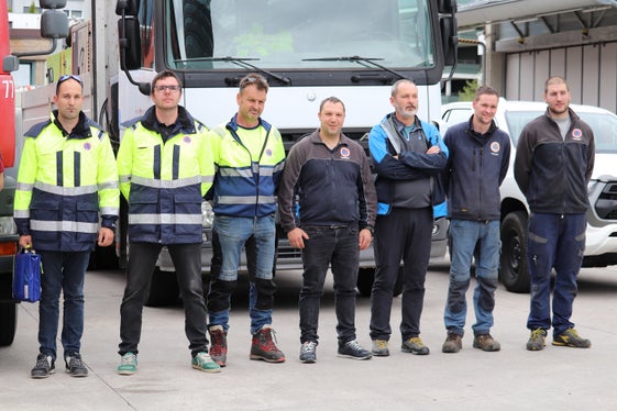 Wissen und Erfahrung für Einsatz im Überschwemmungsgebiet: Mitarbeiter der Logistik (links) und der Wildbachverbauung in der Agentur für Bevölkerungsschutz vor der Abfahrt in die Notstandsregion Emilia-Romagna (Foto: LPA/Maja Clara)