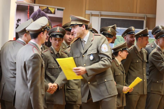 Kursleiter Felix Reggiani überreichte die Qualifikationen, darunter jene zum Bademeister. (Foto: LPA/Maja Clara)