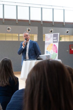 Il direttore provinciale delle scuole ladine, Heinrich Videsott: Tradizionalmente, durante questa giornata si guarda al futuro, per essere per quanto possibile preparati alle nuove sfide. (Foto: USP/Area pedagogica/Bruno Ferdigg)