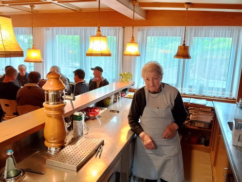 Gertraud Parteli nella sua locanda, l'unica di Penone. (Foto: USP/Gasthaus an der Himmelspfort)