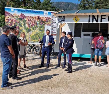 Der Direktor des Straßendiensts Pustertal Götz Rufinatscha, Carabinierimajor Innocenzo Colonna, Bürgermeister Friedrich Mittermair, Silke Stabinger (Tourismusverein), Landesrat Daniel Alfreider, Landesmobilitätsplaner Michael Angergassen und die Leiterin der Verkehrspolizei in Südtirol Katia Grenga beim Lokalaugenschein an der Zufahrt ins Pragser Tal. (Foto: LPA/Angelika Schrott)