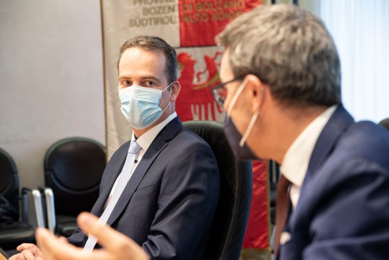 Il premier Paasch(sx) e Kompatscher hanno discusso in Giunta della cooperazione fra le due regioni. (Foto: ASP/Barbara Franzelin) 