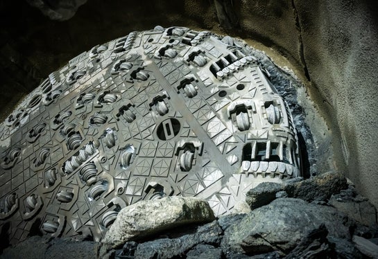 L'impressionante operazione di scavo della fresa Wilma, in occasione del completamento del tunnel di linea Ovest del BBT (Foto: BBT SE)