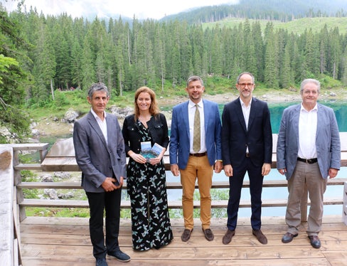 Setzen sich für eine nachhaltige Erreichbarkeit des Karersees ein: BM Dejori, Tourismusmanagementexperin Gufler, LR Alfreider, IDM-CEO Hinteregger und der Direktor der Agentur Landesdomäne Albert Wurzer. (Foto: LPA/Ingo Dejaco)