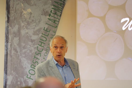 Lavoriamo in una grande rete, con grande flessibilità, ha dichiarato l'istruttore Paul Zipperle dell'Ufficio Amministrazione forestale della Provincia ripensando ai 30 anni di corsi. (Foto: USP/Maja Clara)