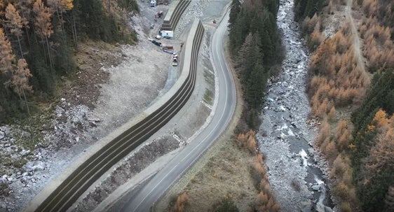 Per la realizzazione dei due rilevati sono stati movimentati circa 36.000&nbsp;m³ di materiale, lavorato direttamente in cantiere con frantoi dedicati. (Foto: USP/Ufficio Geologia e prove materiali)