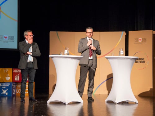 Bürgermeister Christian Bianchi (l.) und Vizebürgermeister Giovanni Seppi begrüßten über 160 Teilnehmende im Theatersaal in St. Jakob/Leifers. (Foto: LPA/Fabio Brucculeri)