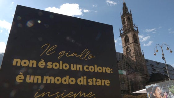 "Il giallo non è solo un colore: è un modo di stare". Una frase che riassume le finalità dei gialloni e animatori dei cinque centri giovanili di Bolzano, protagonisti della seconda edizione dello Yellow Day tenutosi nel capoluogo. (Foto: USP)