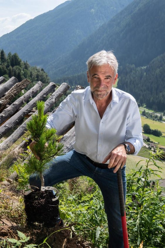 L'assessore Arnold Schuler ha preso parte alla campagna di piantumazione di 500 alberi voluta dall'Arge Alp (Foto: ASP/Ivo Corrà)