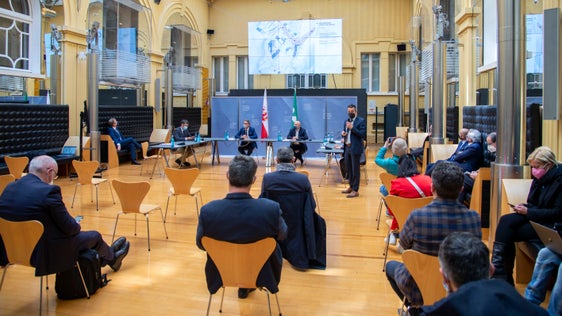 Direttore STA Dejaco (in piedi con microfono): La valorizzazione comprende un parcheggio a pagamento, un punto di accoglienza per i ciclisti, una terrazza panoramica, la ristrutturazione della cappella, ma soprattutto un edificio polifunzionale con museo. (Foto: LPA/Fabio Brucculeri)