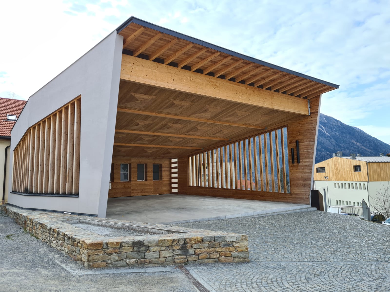 Mit dem Holzbaufonds fördert das Land Südtirol den Neubau von Gebäuden und Bauwerken für öffentliche Zwecke in Holz- oder Holzmischbauweise. Im Bild der in dieser Bauweise ausgeführte Musikpavillon in Mals. (Foto: LPA/Landesabteilung Forstdienst/Angelika Aichner)