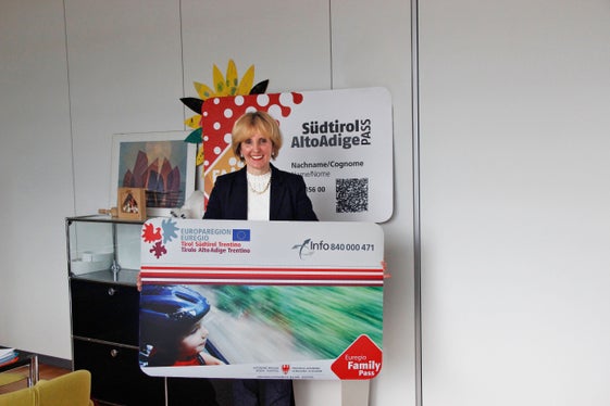 L'assessora provinciale alla famiglia Waltraud Deeg è lieta della nomina dell'EuregioFamilyPass per il premio Regiostars 2023: L'Euregio diventa tangibile grazie all'EuregioFamilyPass (Foto: Greta Stuefer)